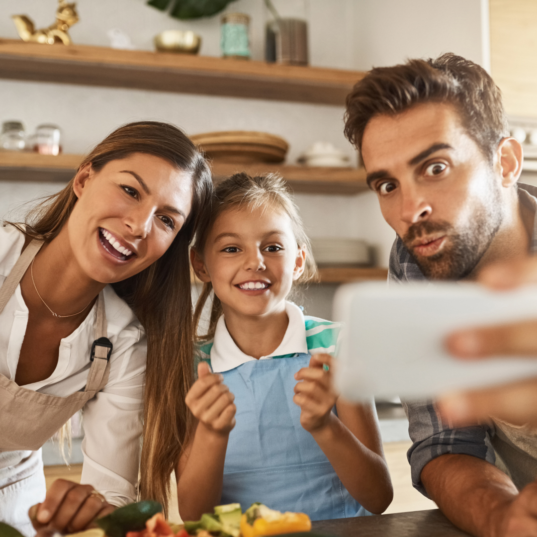 3 personnes en famille qui font un selfie à la maison