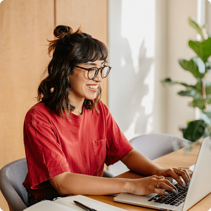 une personne contente devant son ordinateur