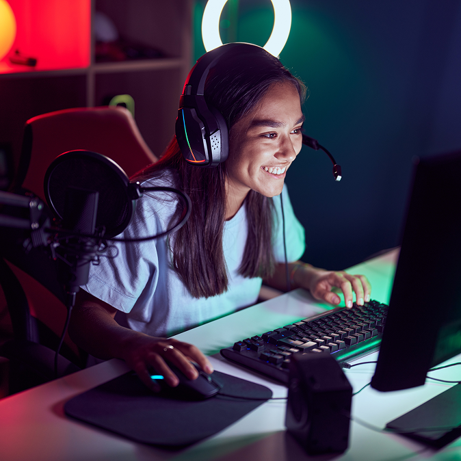 Femme jouant à un jeu vidéo